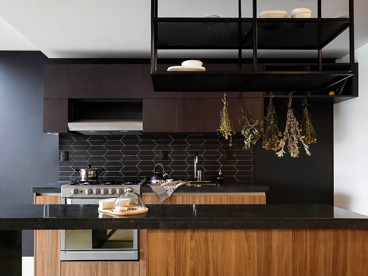 comedor de madera con base de herrería, sillas de terciopelo azul y consola de madera con herrería, cortinas y muro color azul